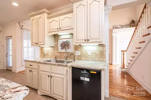 Kitchen - 6331 Dwayne Starnes Dr, Hickory, NC 28602 photo 5 of 6