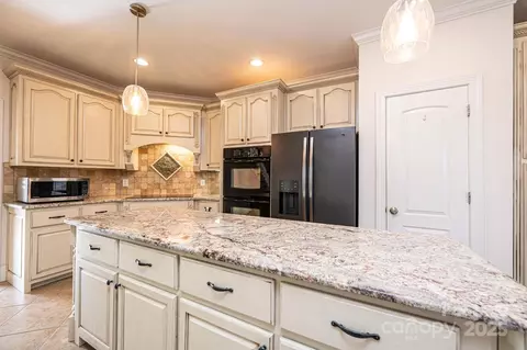 Kitchen - 6331 Dwayne Starnes Dr, Hickory, NC 28602 photo 3 of 6