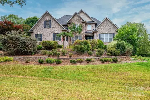 6331 Dwayne Starnes Dr, Hickory, NC 28602