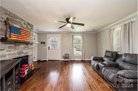 Living - 204 Catawba Ave, Hickory, NC 28601 photo 2 of 4