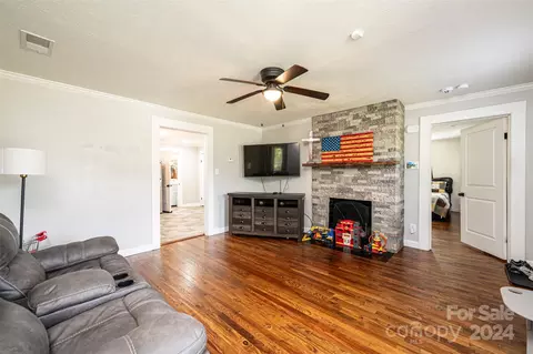 Living - 204 Catawba Ave, Hickory, NC 28601 photo 3 of 4