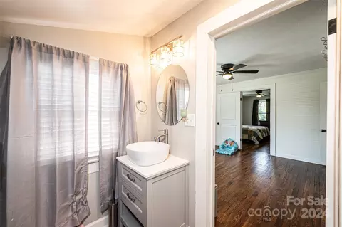 Bath - 204 Catawba Ave, Hickory, NC 28601 photo 2 of 2