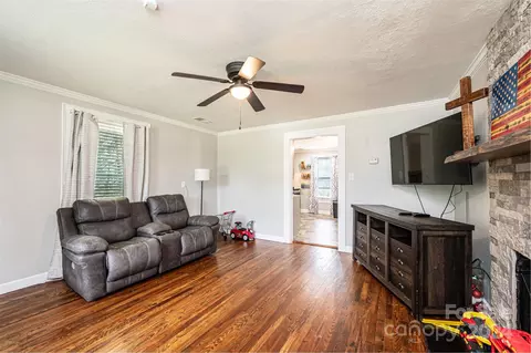 Living - 204 Catawba Ave, Hickory, NC 28601 photo 1 of 4