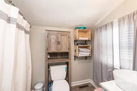 Bath - 204 Catawba Ave, Hickory, NC 28601 photo 1 of 2