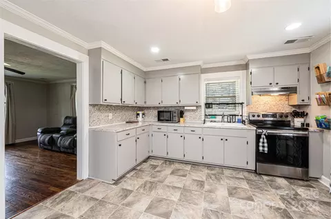 Kitchen - 204 Catawba Ave, Hickory, NC 28601 photo 2 of 4