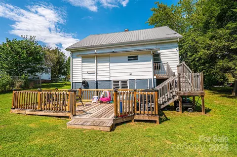 Exterior - 204 Catawba Ave, Hickory, NC 28601 photo 4 of 8