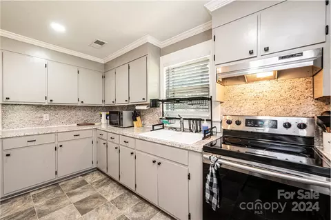 Kitchen - 204 Catawba Ave, Hickory, NC 28601 photo 3 of 4