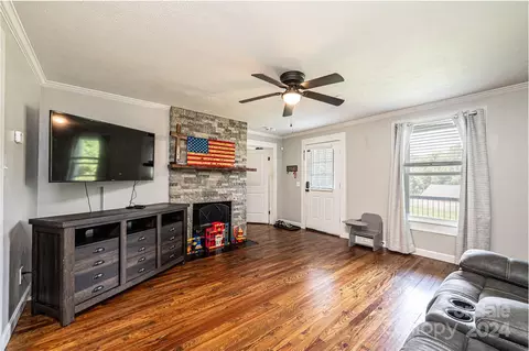 Living - 204 Catawba Ave, Hickory, NC 28601 photo 4 of 4