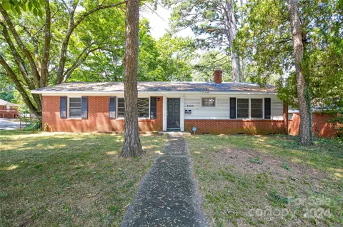 2220 Eastway Dr, Charlotte, NC 28205