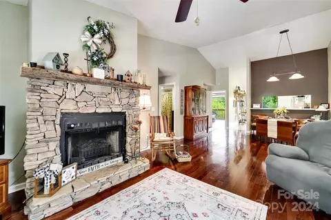80 Honeymaple Ln, Franklin, NC 28734