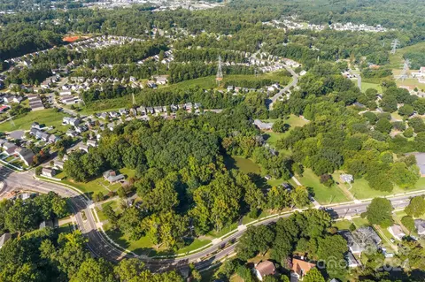 1215 Oakdale Rd, Charlotte, NC 28216