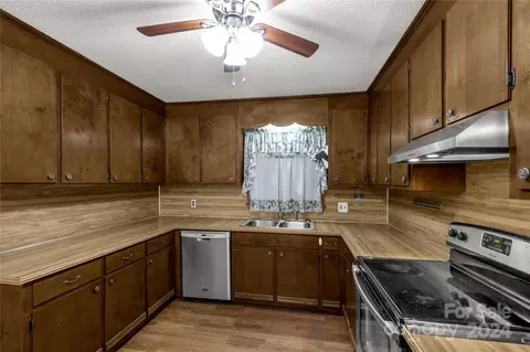 Kitchen - 2005 Hilton Way Rd, Lancaster, SC 29720 photo 2 of 2