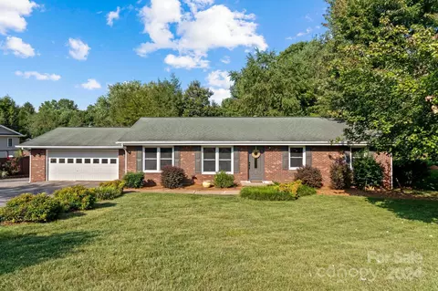 2 Fieldcrest Dr, Candler, NC 28715