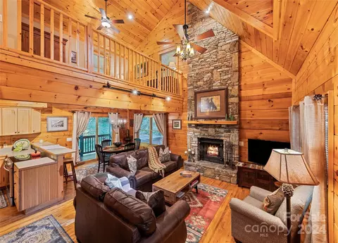 73 Twin Hickory Ln, Maggie Valley, NC 28751