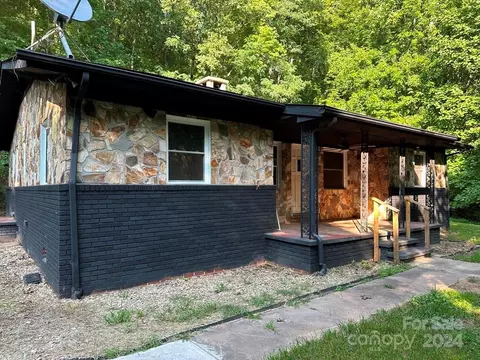 500 Laurel Spring Dr, Bryson City, NC 28713