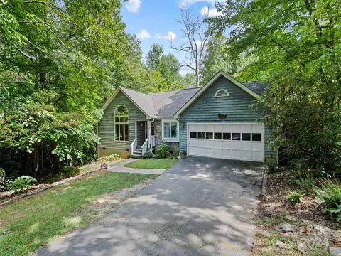 68 Oakmont Dr, Fairview, NC 28730