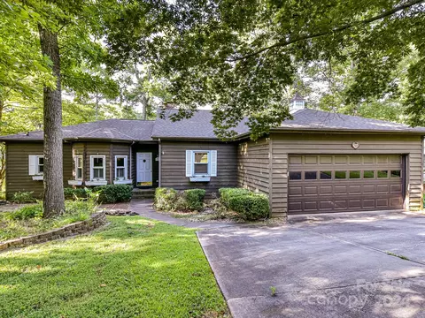 7105 Lakeside Dr, Charlotte, NC 28215