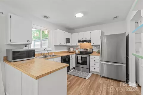 9440 Lexington Cir, Charlotte, NC 28213