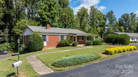 924 Meadowood Ne Dr NE, Lenoir, NC 28645