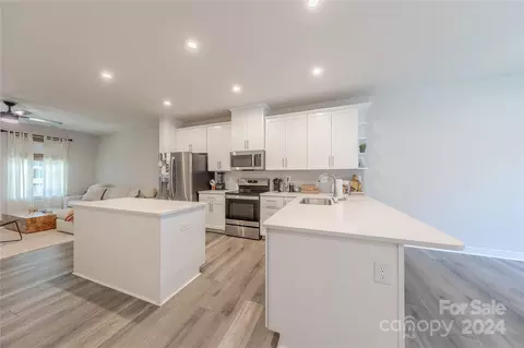 520 Ferncroft Ct, Charlotte, NC 28205