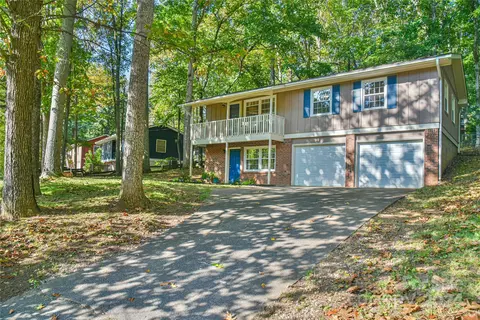 29 Lancelot Ln, Asheville, NC 28806