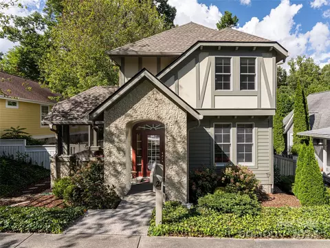 21 Town Cir, Flat Rock, NC 28731
