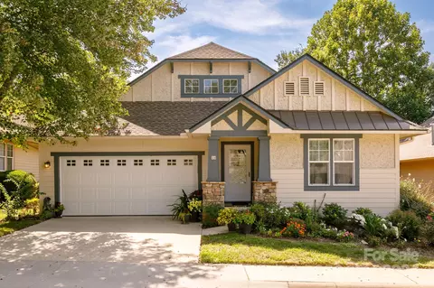 17 Gray Wolf Ln, Hendersonville, NC 28792