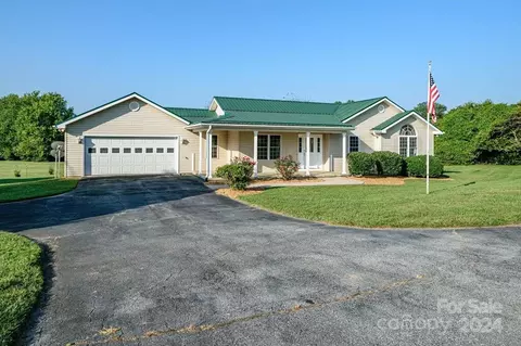 29 Cathy Ct, Hendersonville, NC 28792