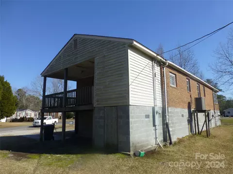 Exterior - 240 E Old County Rd, Belhaven, NC 27810 photo 2 of 4