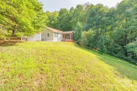 6 Pilgrim Ln, Waynesville, NC 28785