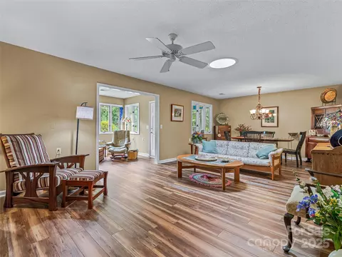 144 Derbyshire Dr, Hendersonville, NC 28792