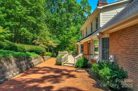 118 Cramer Mountain Woods Rd, Cramerton, NC 28032