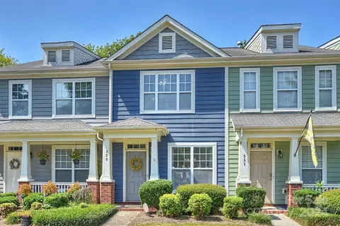323 Hurston Cir, Charlotte, NC 28208