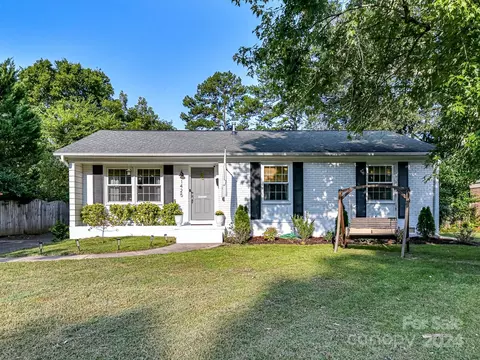 1425 Larkfield Ln, Charlotte, NC 28210
