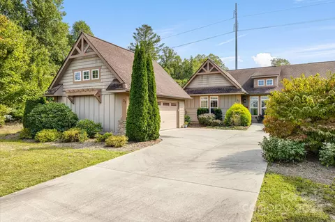 21 Foxtail Ct, Hendersonville, NC 28792