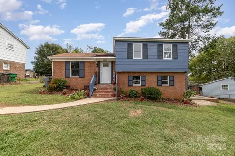 8901 Softwind Dr, Charlotte, NC 28273