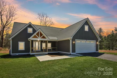 40 Haywood Park Dr, Hendersonville, NC 28791