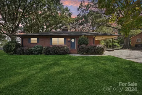 302 Dakota St, Charlotte, NC 28216