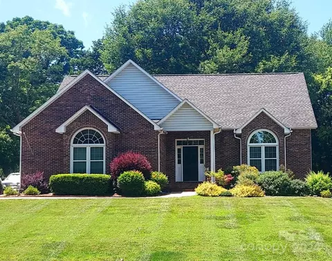 545 Deerfield Dr, Mount Holly, NC 28120