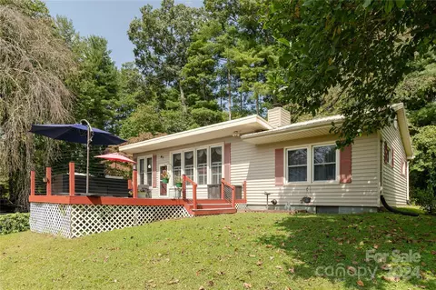 160 Persimmon Woods Ln, Hendersonville, NC 28739