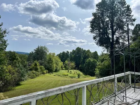 56 Thunder Ridge Dr, Saluda, NC 28773