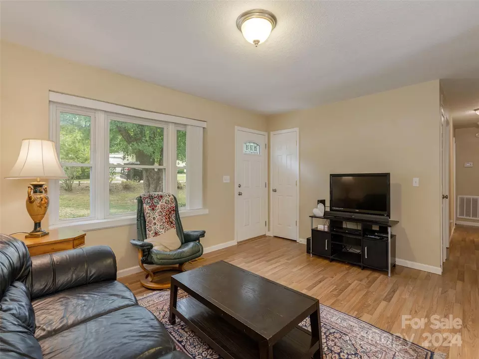  423 Oklahoma Ave, Hendersonville, NC 28739 photo 5