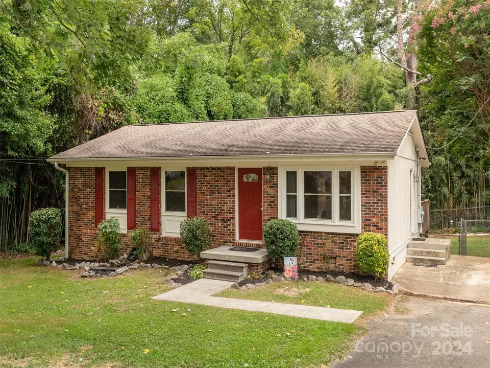  423 Oklahoma Ave, Hendersonville, NC 28739 photo 2