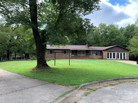 621 Cricket S Dr S, North Wilkesboro, NC 28659