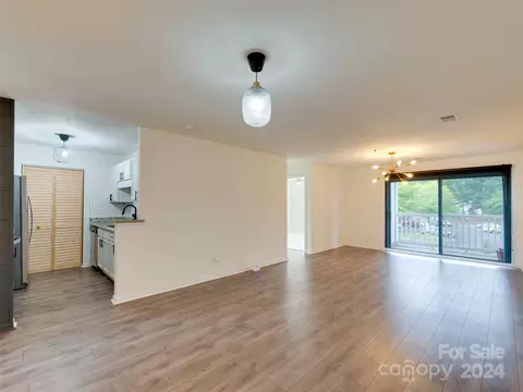 962 Plaza Walk Dr, Charlotte, NC 28215