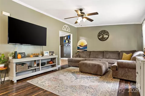 Living - 238 Apache Path, Marion, NC 28752 photo 2 of 6