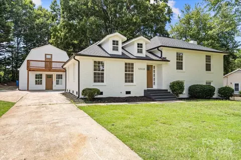 13530 Four Oaks Ln, Matthews, NC 28105