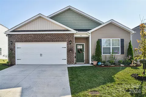 915 Newport Ct, Asheville, NC 28806