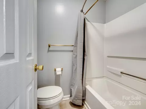 Bath - 181 Chadwick Rd, Harmony, NC 28634 photo 2 of 3