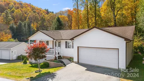 131 Pinellas Ln, Waynesville, NC 28785